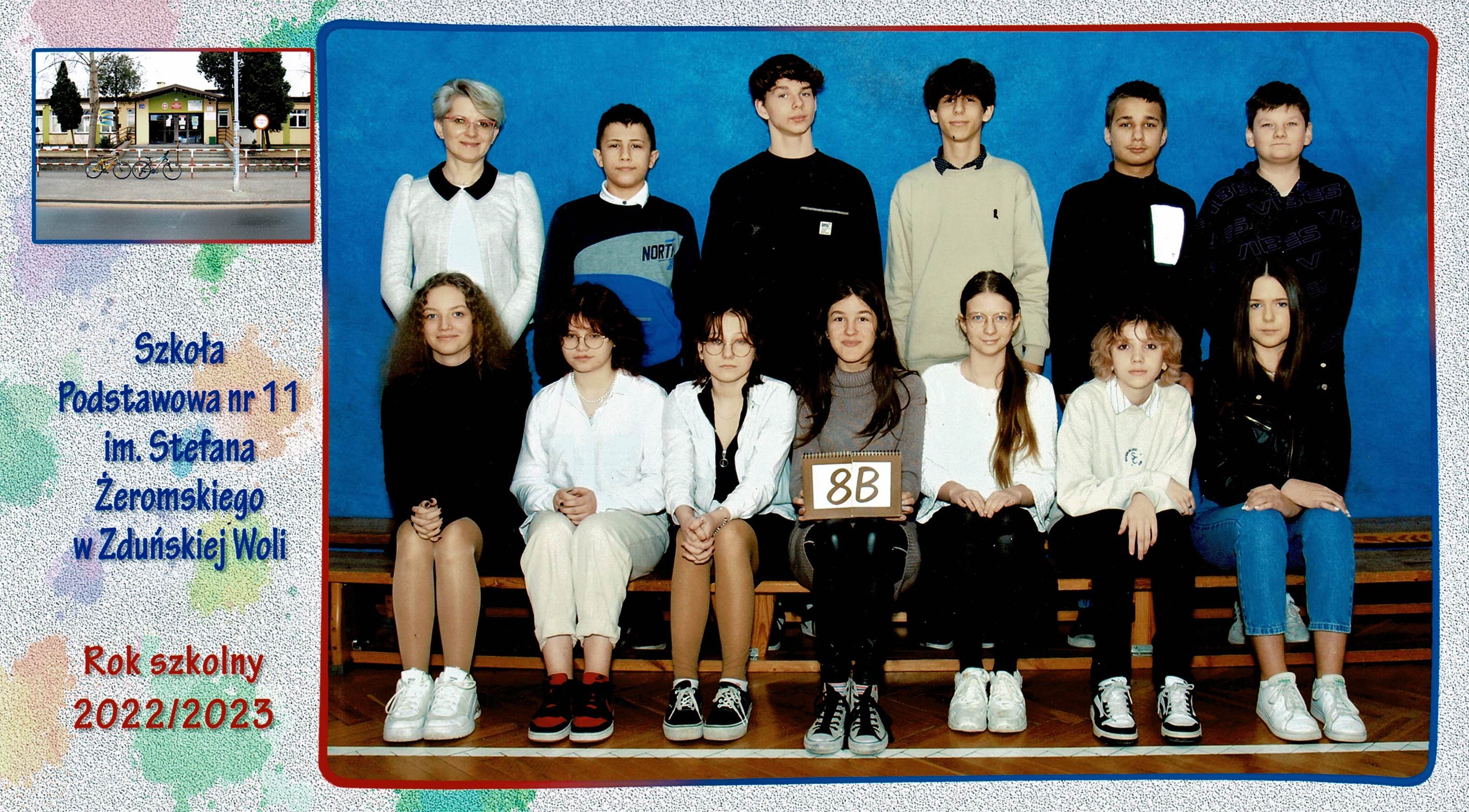 Uczniowie klasy 8b, dziewczynki i chłopcy siedzący na ławce z tabliczką "klasa 8b"