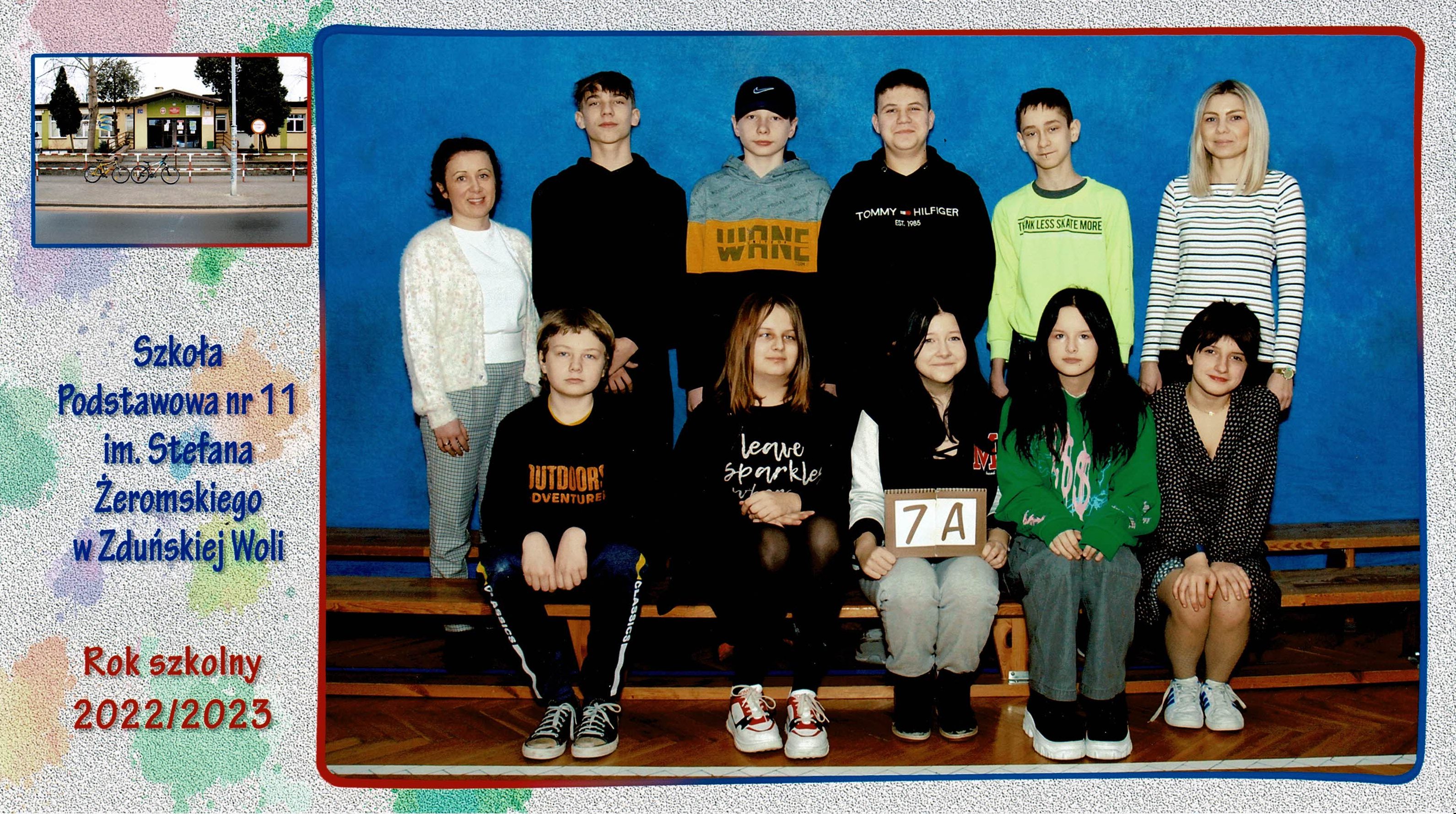 Uczniowie klasy 7A, dziewczynki i chłopcy siedzący na ławce z tabliczką "klasa 7a"