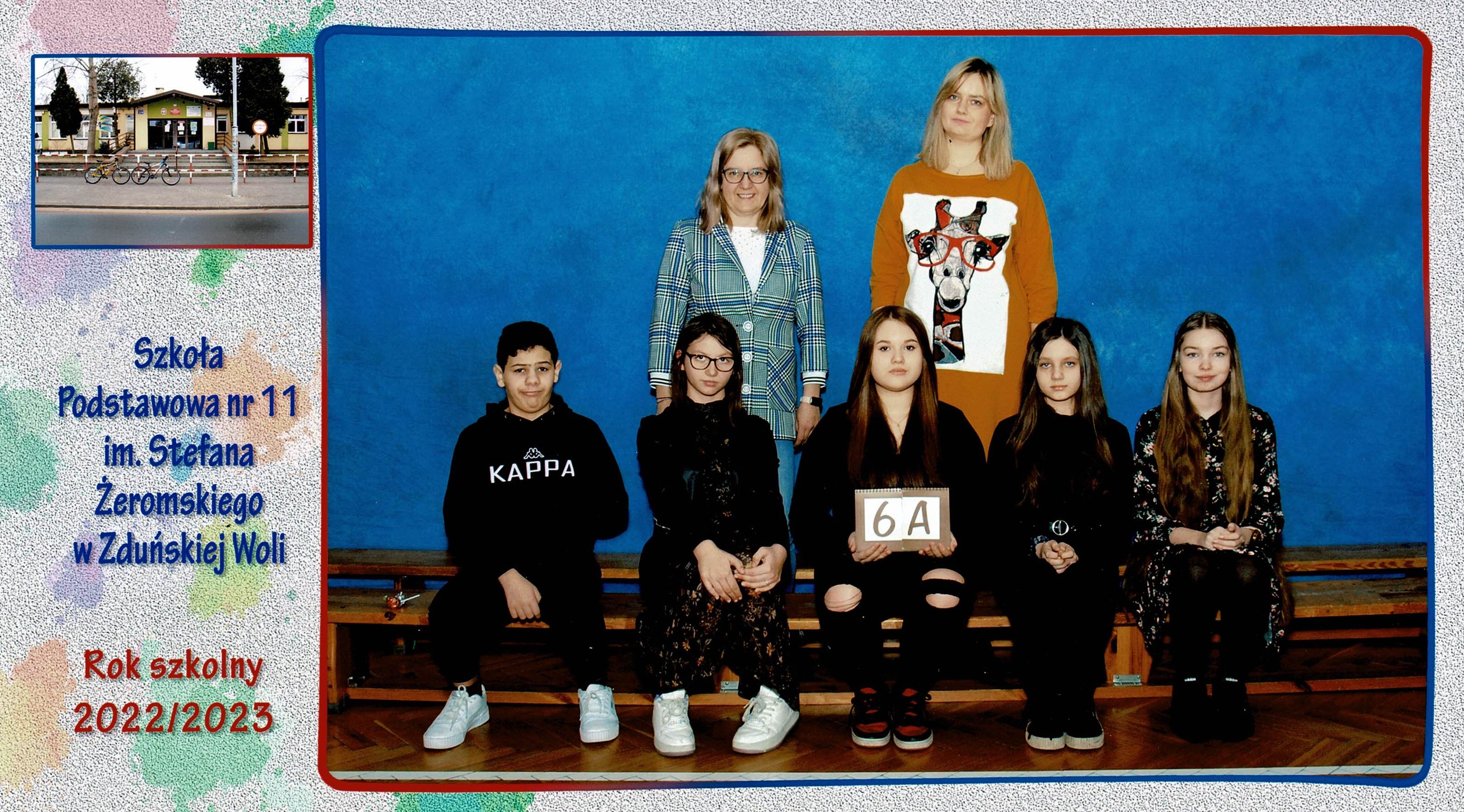 Uczniowie klasy 6A, dziewczynki i chłopcy siedzący na ławce z tabliczką "klasa 6a"