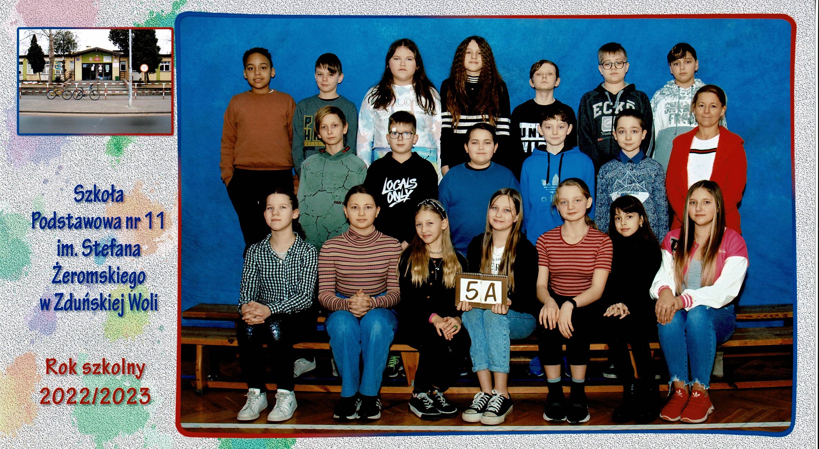 Uczniowie klasy 5A, dziewczynki i chłopcy siedzący na ławce z tabliczką "klasa 5a"