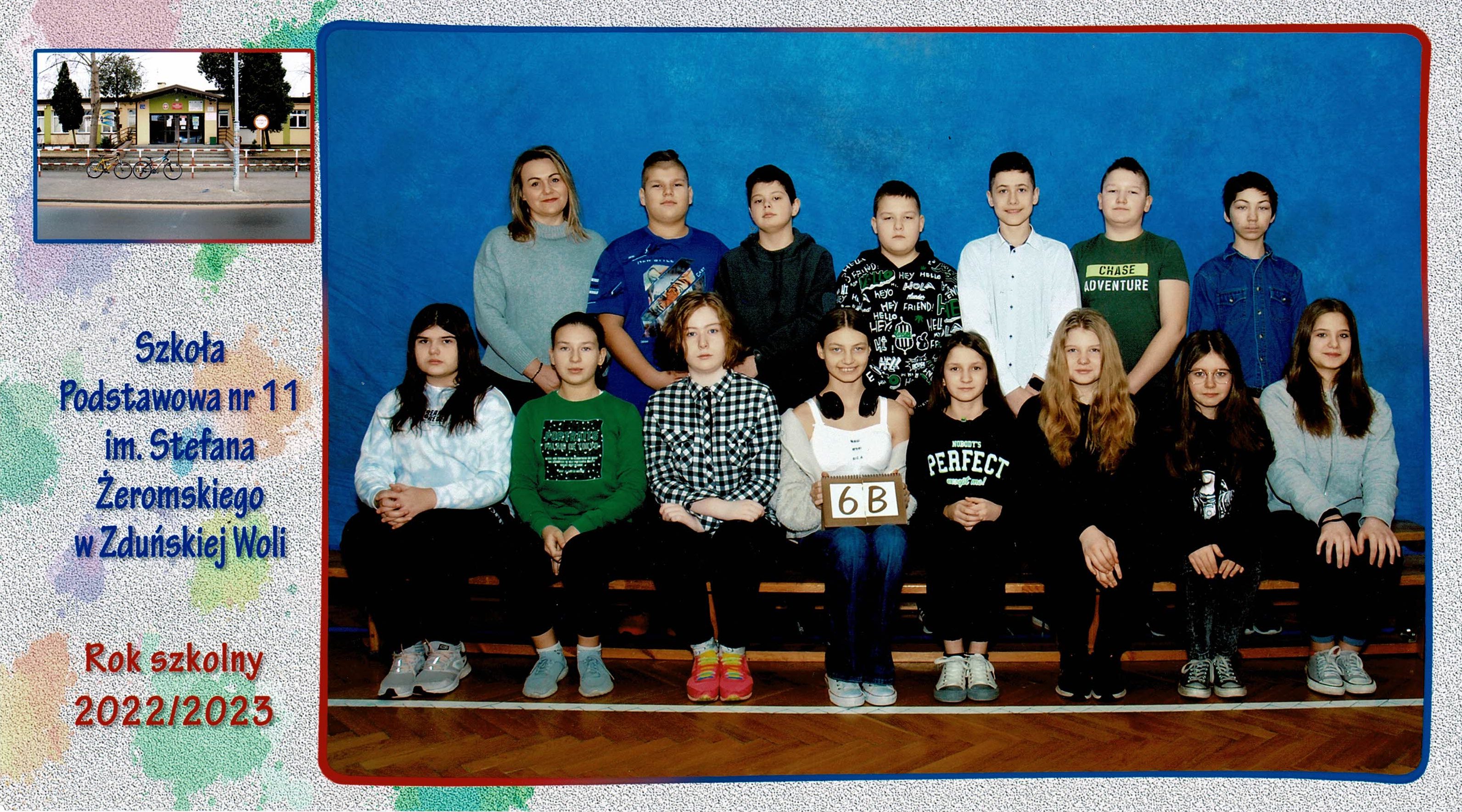 Uczniowie klasy 6b, dziewczynki i chłopcy siedzący na ławce z tabliczką "klasa 6b"