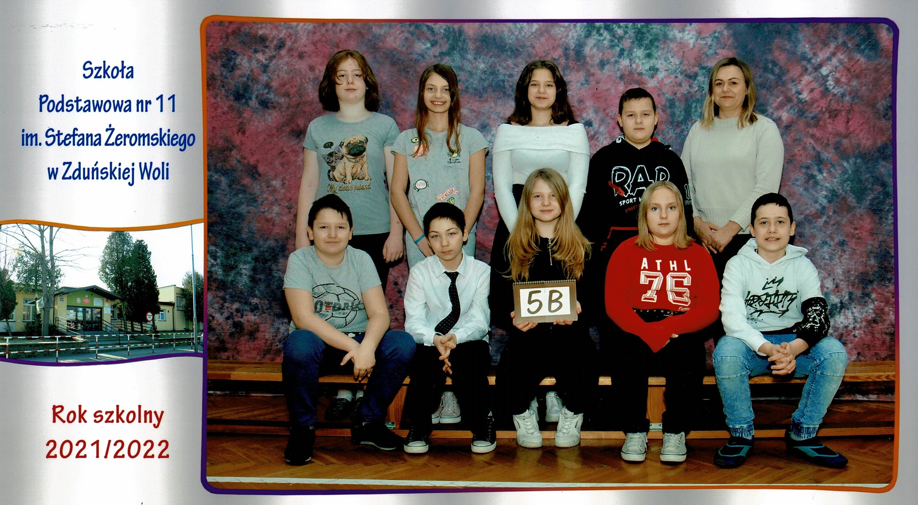 Uczniowie klasy 5b, dziewczynki i chłopcy siedzący na ławce z tabliczką "klasa 5b"
