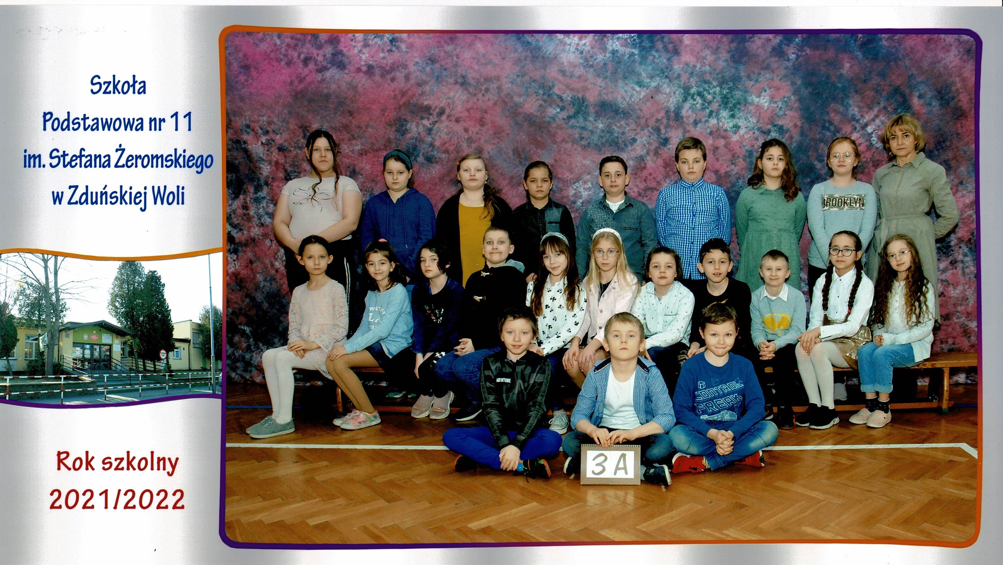 Uczniowie klasy 3A, dziewczynki i chłopcy siedzący na ławce z tabliczką "klasa 3a"