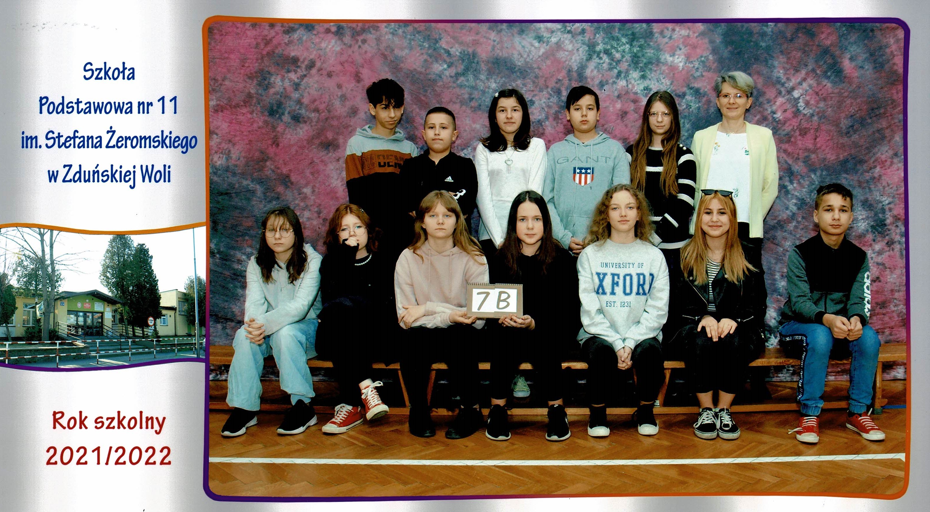 Uczniowie klasy 7b, dziewczynki i chłopcy siedzący na ławce z tabliczką "klasa 7b"