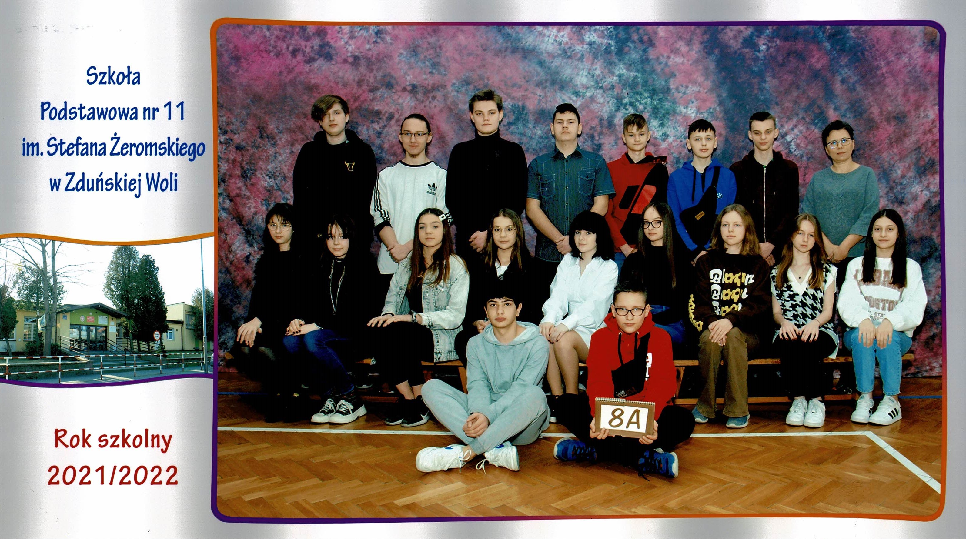 Uczniowie klasy 8A, dziewczynki i chłopcy siedzący na ławce z tabliczką "klasa 8a"