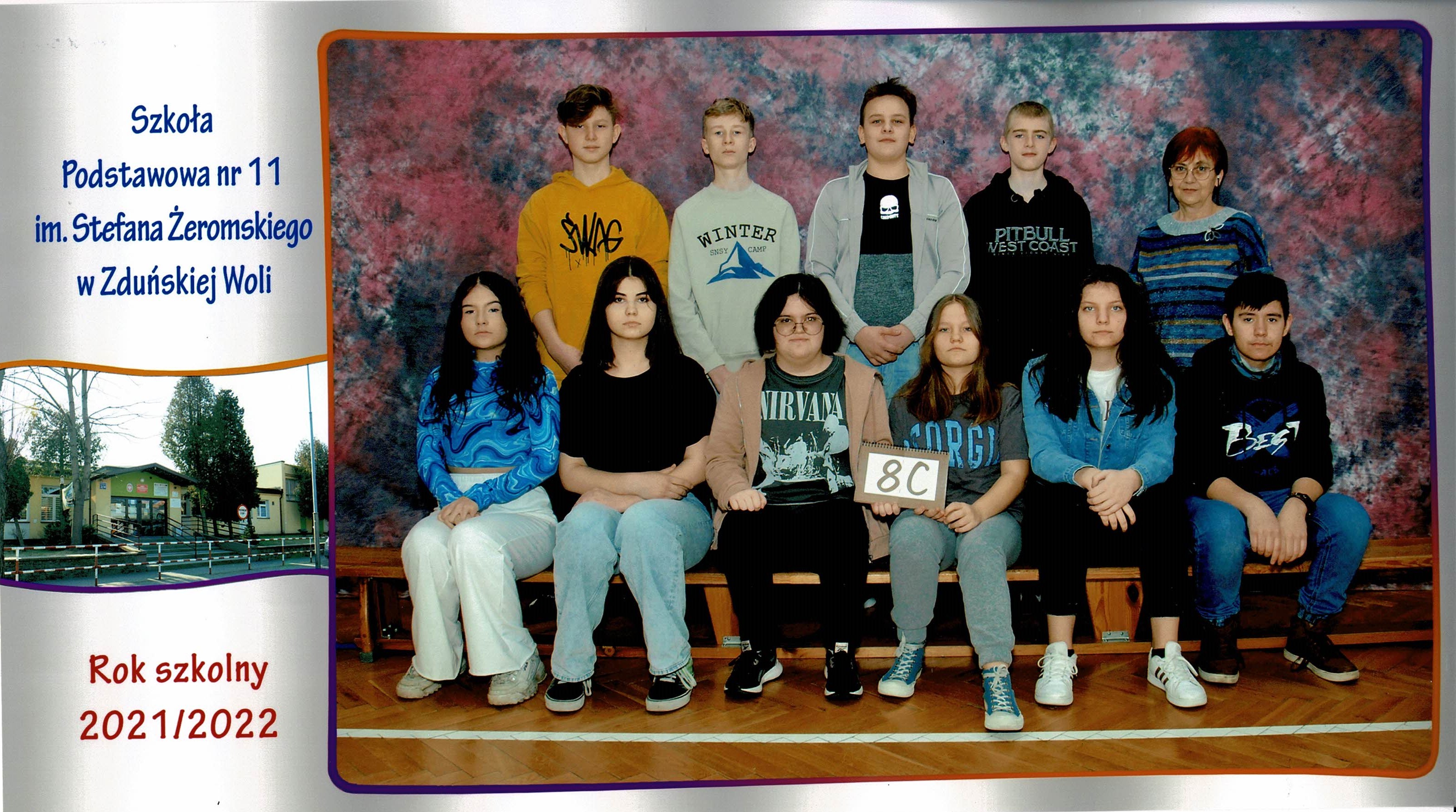 Uczniowie klasy 8c, dziewczynki i chłopcy siedzący na ławce z tabliczką "klasa 8c"
