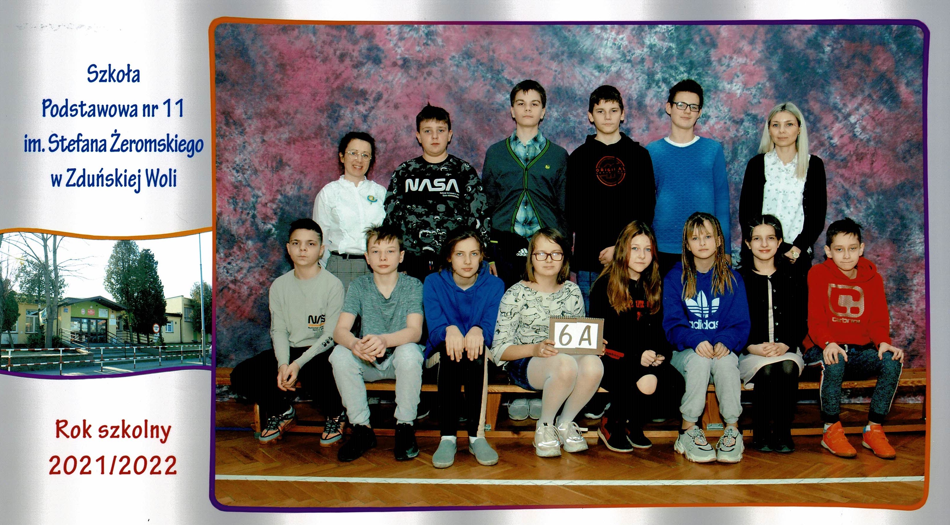 Uczniowie klasy 6A, dziewczynki i chłopcy siedzący na ławce z tabliczką "klasa 6a"