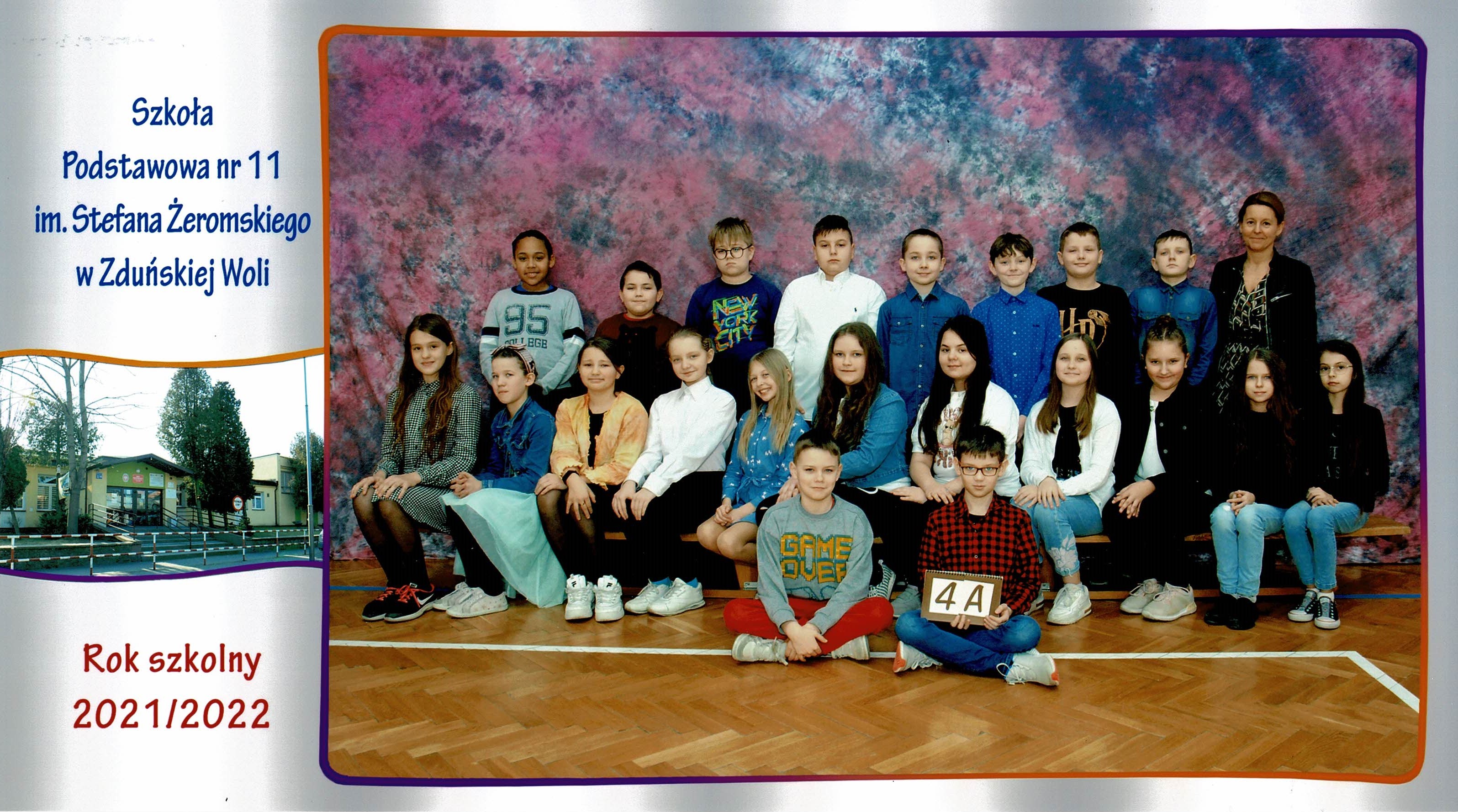 Uczniowie klasy 4A, dziewczynki i chłopcy siedzący na ławce z tabliczką "klasa 4a"