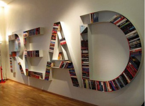 półki z książkami tworzące napis: read